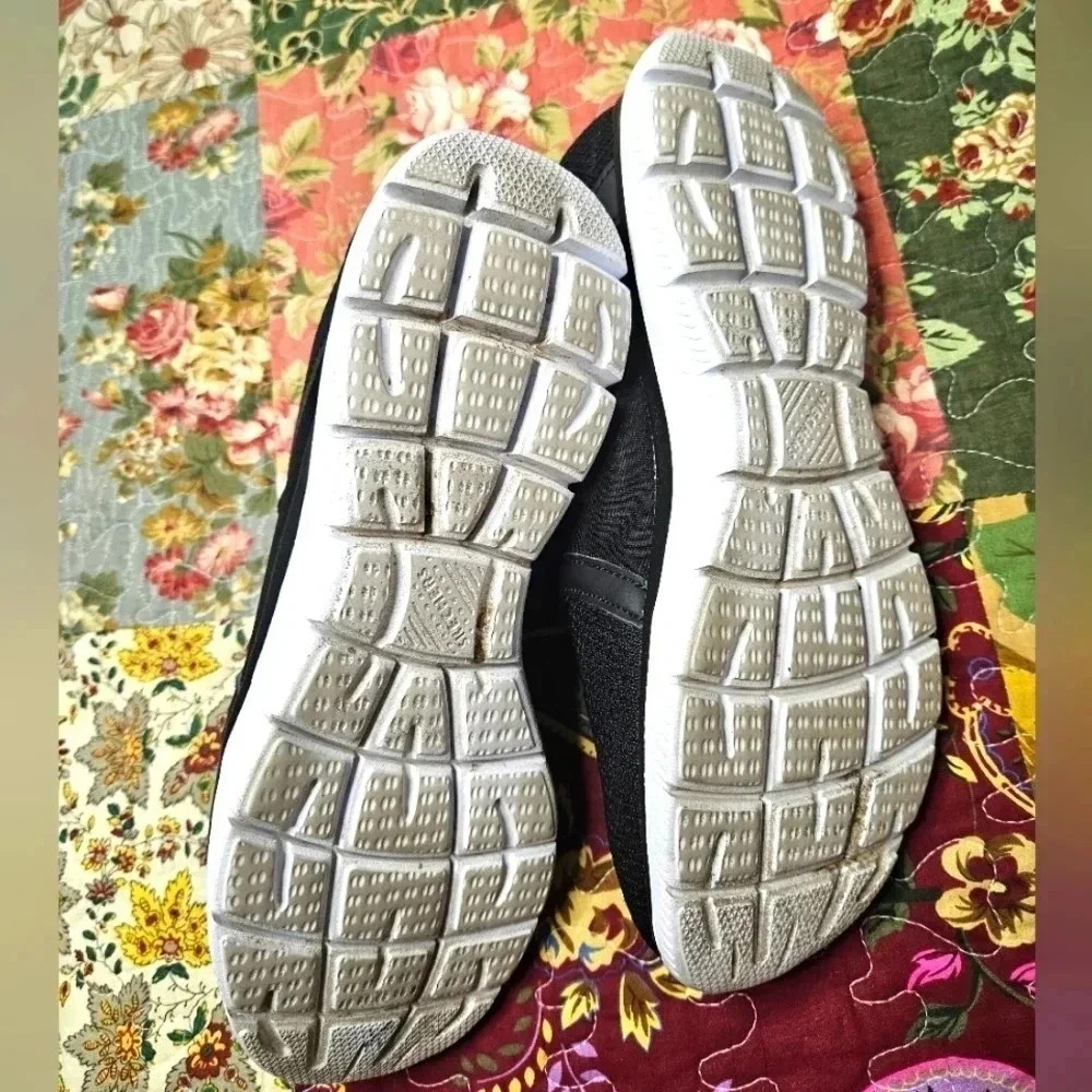 Sketchers - Picture 6 of 7